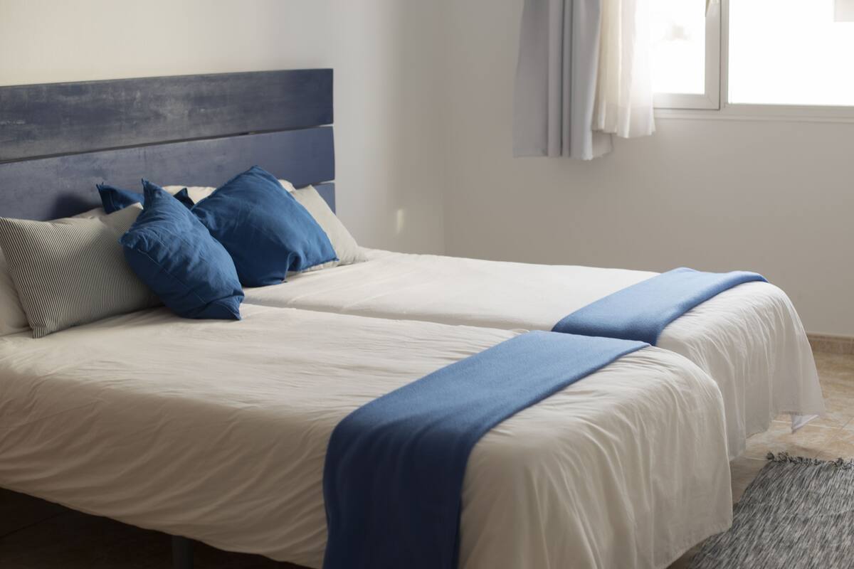 Standard Twin Room, 2 Katil Bujang (Single) | Peti besi dalam bilik, dihias secara berasingan