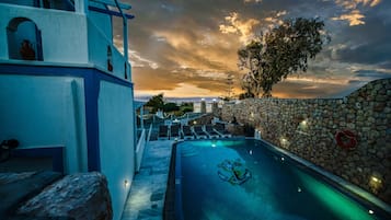 Kauden mukainen ulkouima-allas avoinna 9.00–21.00, aurinkovarjoja