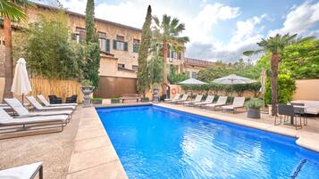 Außenpool, Sonnenschirme, Liegestühle