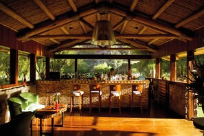 Cocktailbar, utsikt mot hagen, åpen hver dag