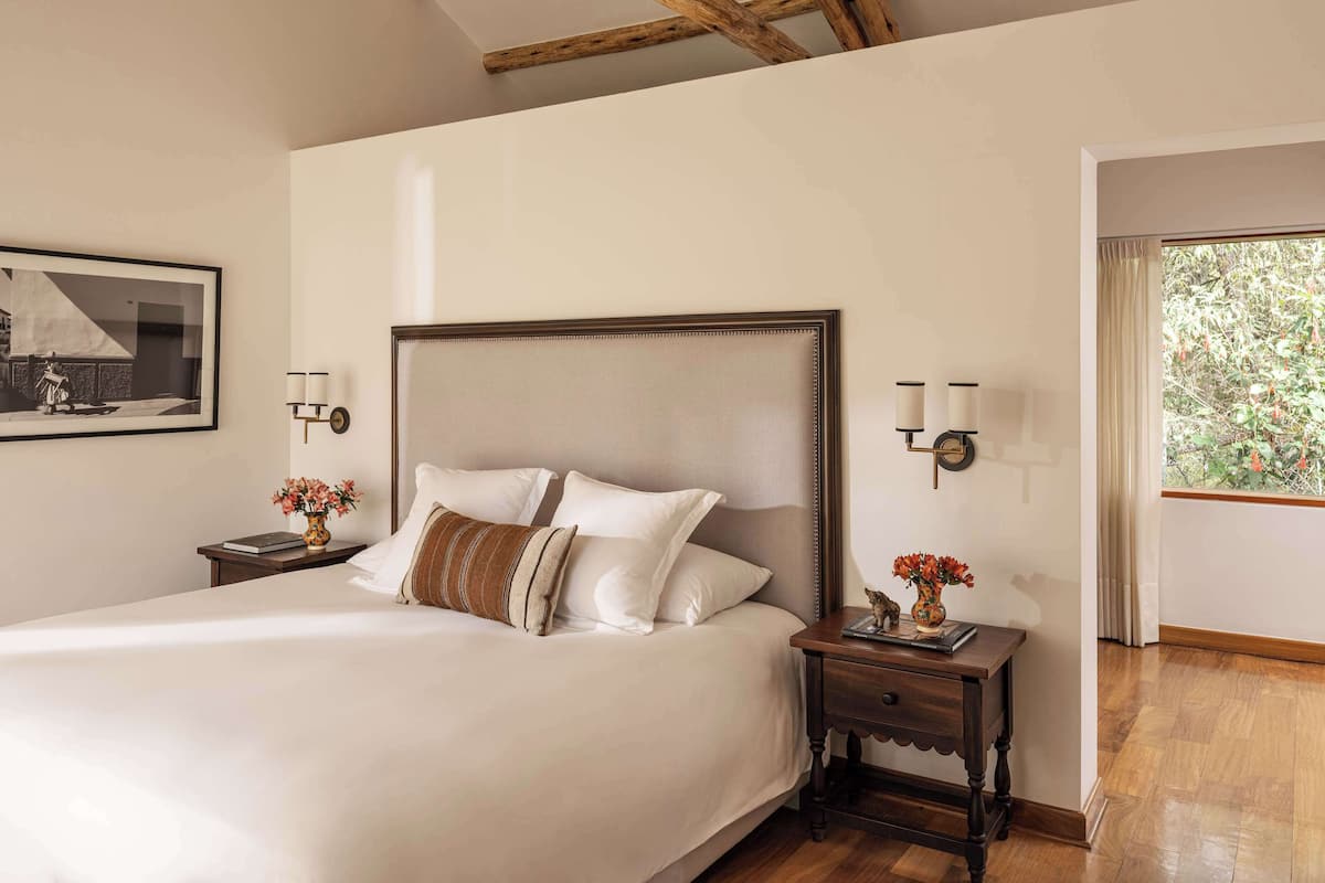Villa (Maras) | Luxe beddengoed, donzen dekbedden, een minibar, een kluis op de kamer