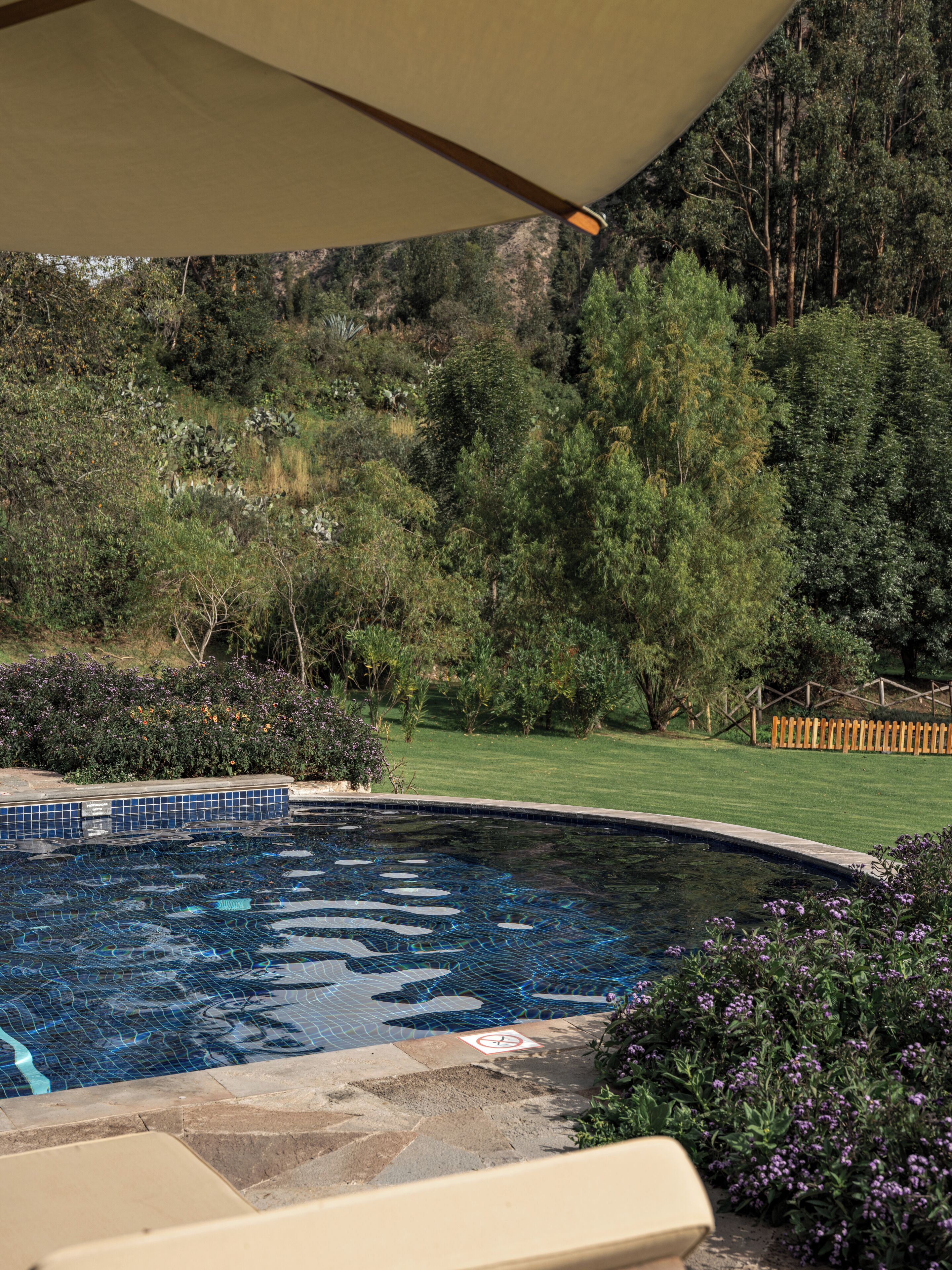 Una piscina al aire libre, guardavidas en la propiedad