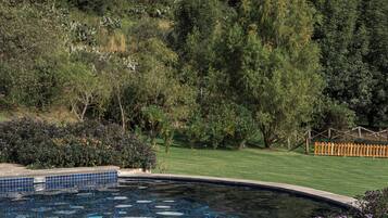 Außenpool, Rettungsschwimmer vor Ort