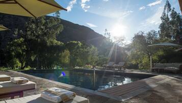 Una piscina al aire libre, socorrista en las instalaciones