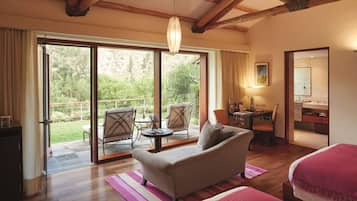 Suite junior, 2 camas Queen size (Garden) | Ropa de cama de alta calidad, edredón y minibar