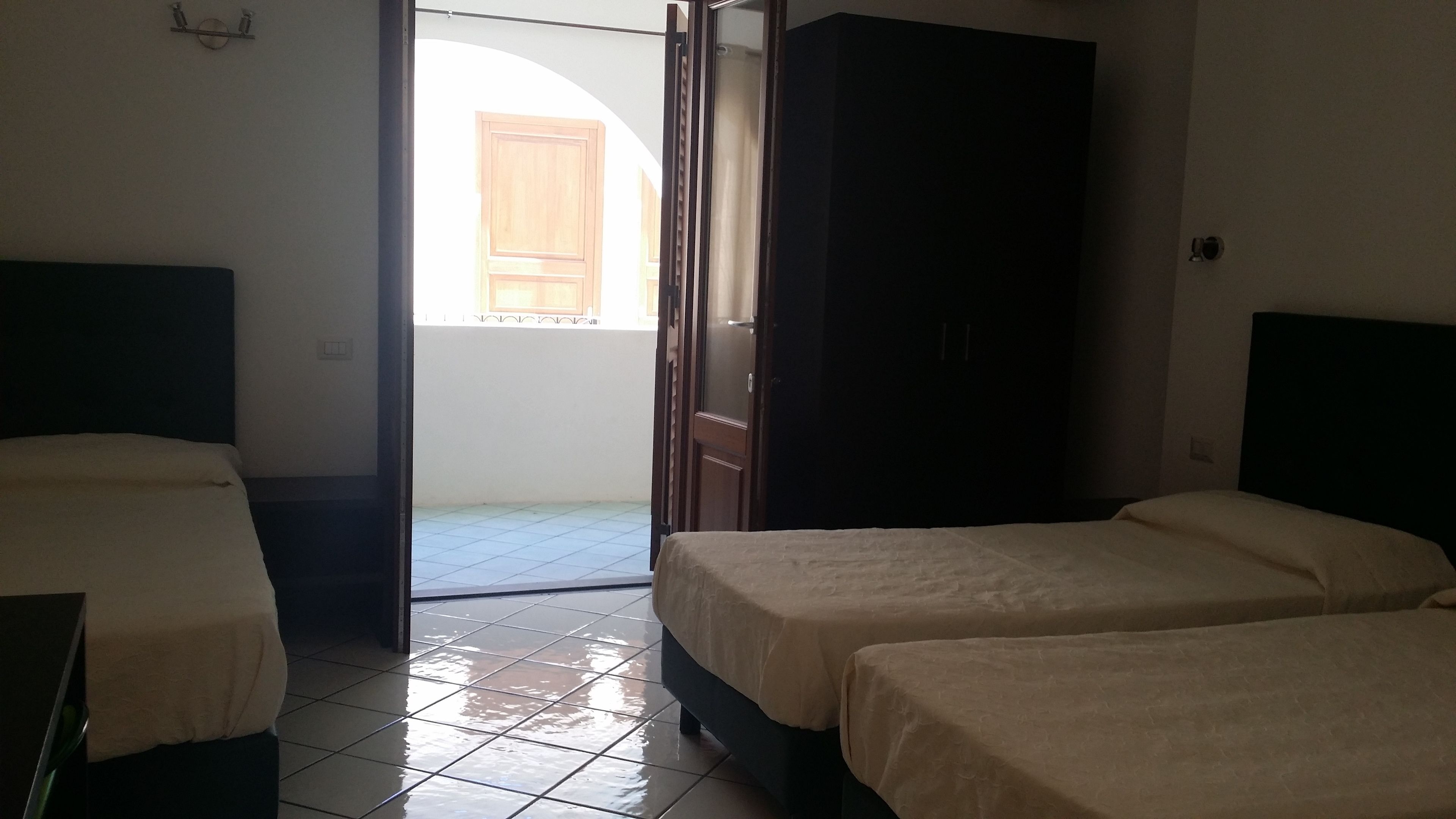 quadruple room | minibar, in-room safe, desk, free cots/infant beds