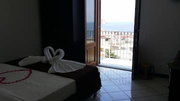 Habitación doble superior, balcón, vistas al mar | Minibar, caja fuerte, escritorio y cunas gratuitas