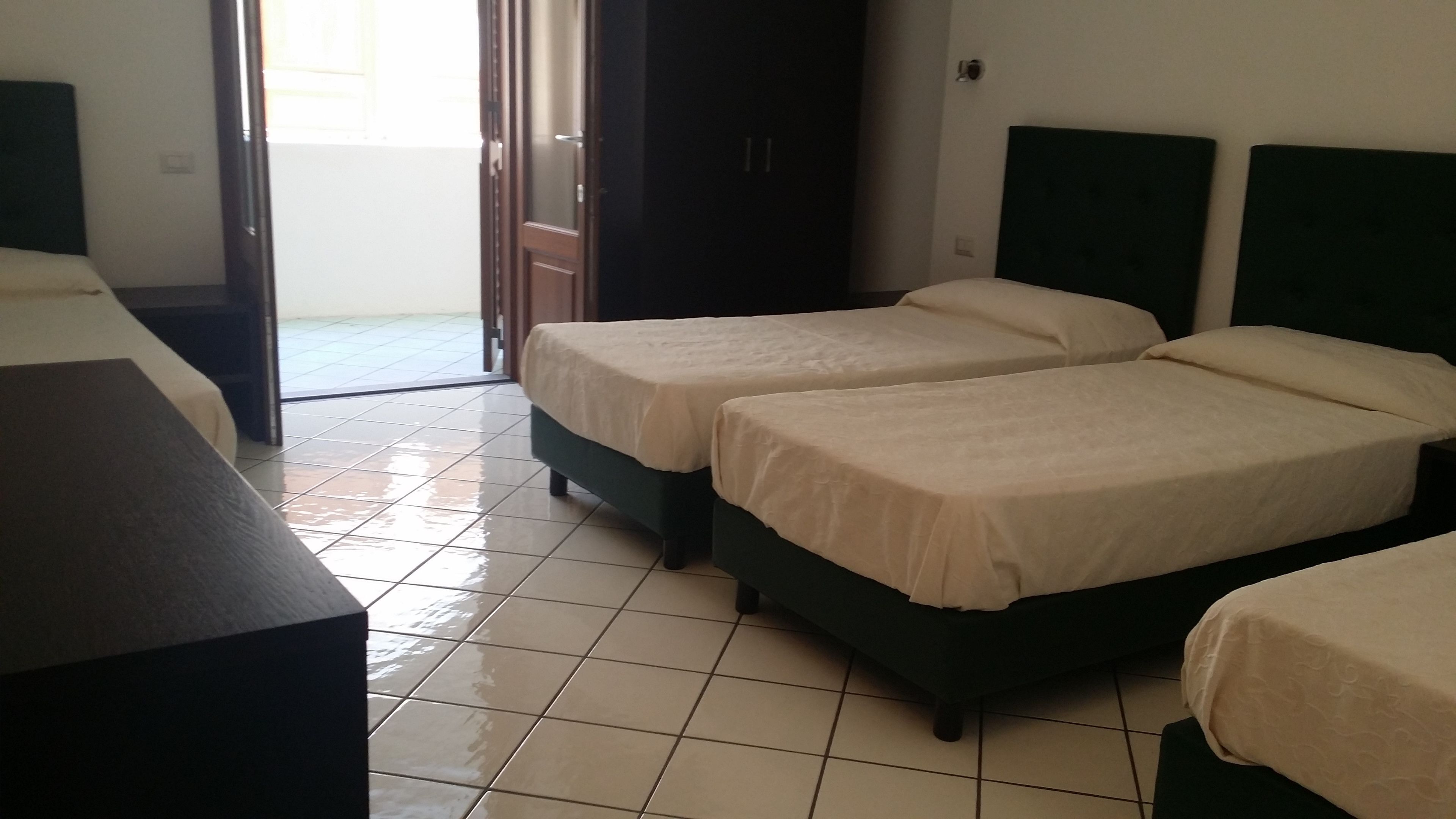 quadruple room | minibar, in-room safe, desk, free cots/infant beds