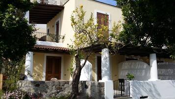 Vista frontal de la propiedad