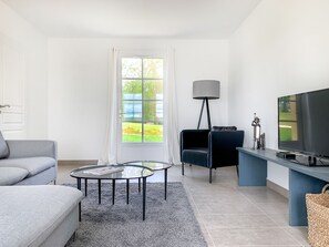 Villa 7 | Living area | 50-cm flat-screen TV with digital channels, TV - Château les Merles (Mouleydier)