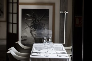 Breakfast, lunch, dinner served; French cuisine  - Château les Merles (Mouleydier)