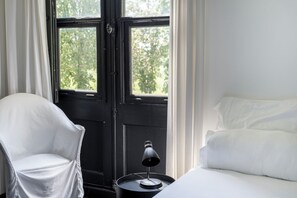 Basic Room, 2 Twin Beds, Courtyard Area | 1 bedroom, in-room safe, individually furnished, blackout drapes - Château les Merles (Mouleydier)