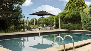 Außenpool (je nach Saison geöffnet), Sonnenschirme, Liegestühle