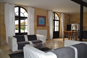 Family Apartment, 2 Bedrooms, Kitchenette, Garden View | Living room | 50-cm flat-screen TV with digital channels, TV - Château les Merles (Mouleydier)