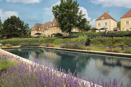 Front of property. Château les Merles