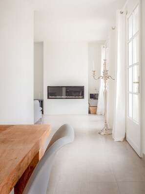 Villa 7 | Living area | 50-cm flat-screen TV with digital channels, TV - Château les Merles (Mouleydier)
