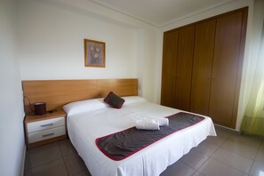 이코노미 아파트, 침실 2개, 발코니 (sin sabanas) | 2 개의 침실, 각각 다른 스타일의 인테리어, 각각 다르게 가구 비치, 다리미/다리미판