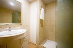 Economy Two-Bedroom Apartment (without sheets) | Bathroom | Combined shower/tub, hair dryer - Patacona Resort Apartments (Alboraya)