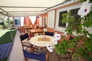 Outdoor dining - Red Wind B&B (Punta del Este)