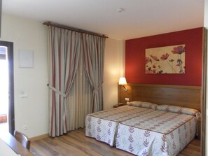 Basic Twin Room | Desk, soundproofing, free WiFi, bed sheets - Hotel Milagros Rio Riaza (Pardilla)