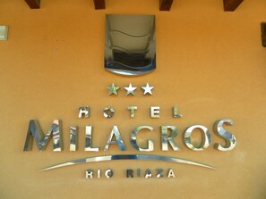 A hotel sign with the name "Hotel Milagros" and the location "Rio Rioza".
