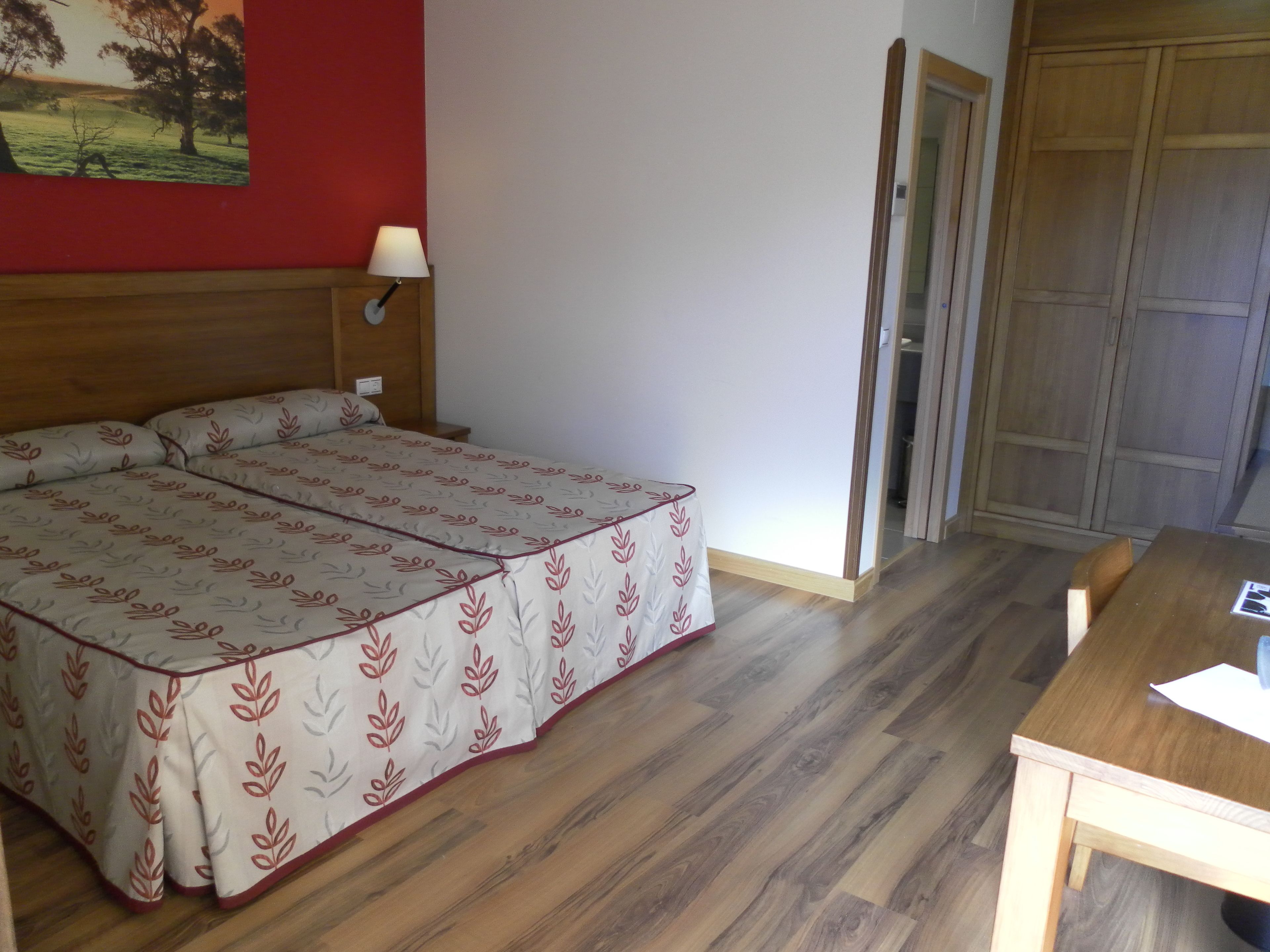 triple room | desk, soundproofing, free wifi, bed sheets