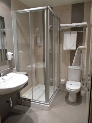 Chambre de base avec lits jumeaux | Salle de bain | Articles de toilette (gratuits), séchoir à cheveux, serviettes fournies
