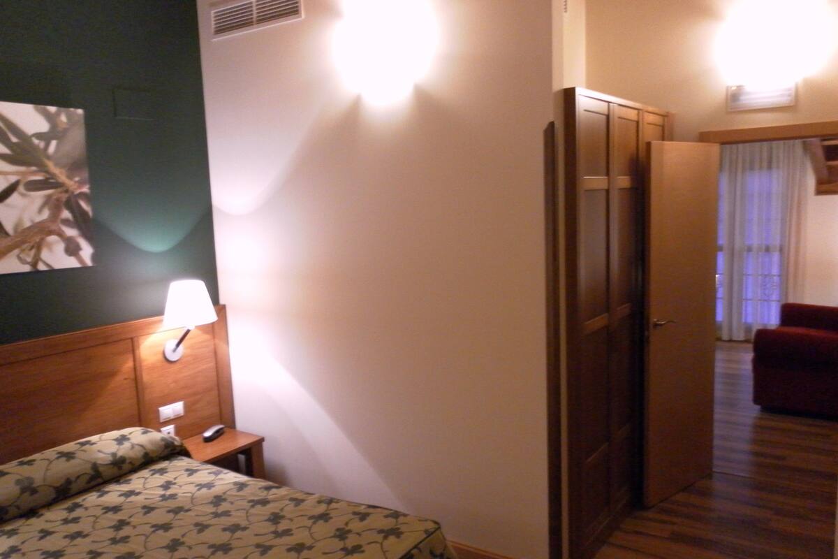 Suite | Desk, soundproofing, WiFi (free), bed sheets