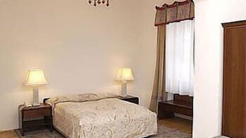 Classic Triple Room, 1 Bedroom | Desk, free WiFi, bed sheets