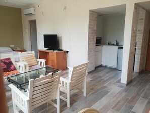 Junior Studio Suite | Desk, laptop workspace, iron/ironing board, free WiFi - Hotel Marom (Haifa)