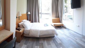 Quarto casal (Bela Vista) | 1 quarto, escrivaninha, espaço de trabalho para notebook