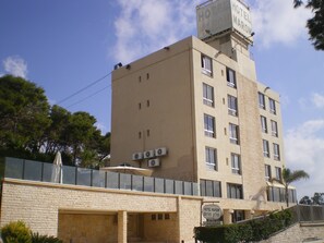 Front of property - Hotel Marom (Haifa)
