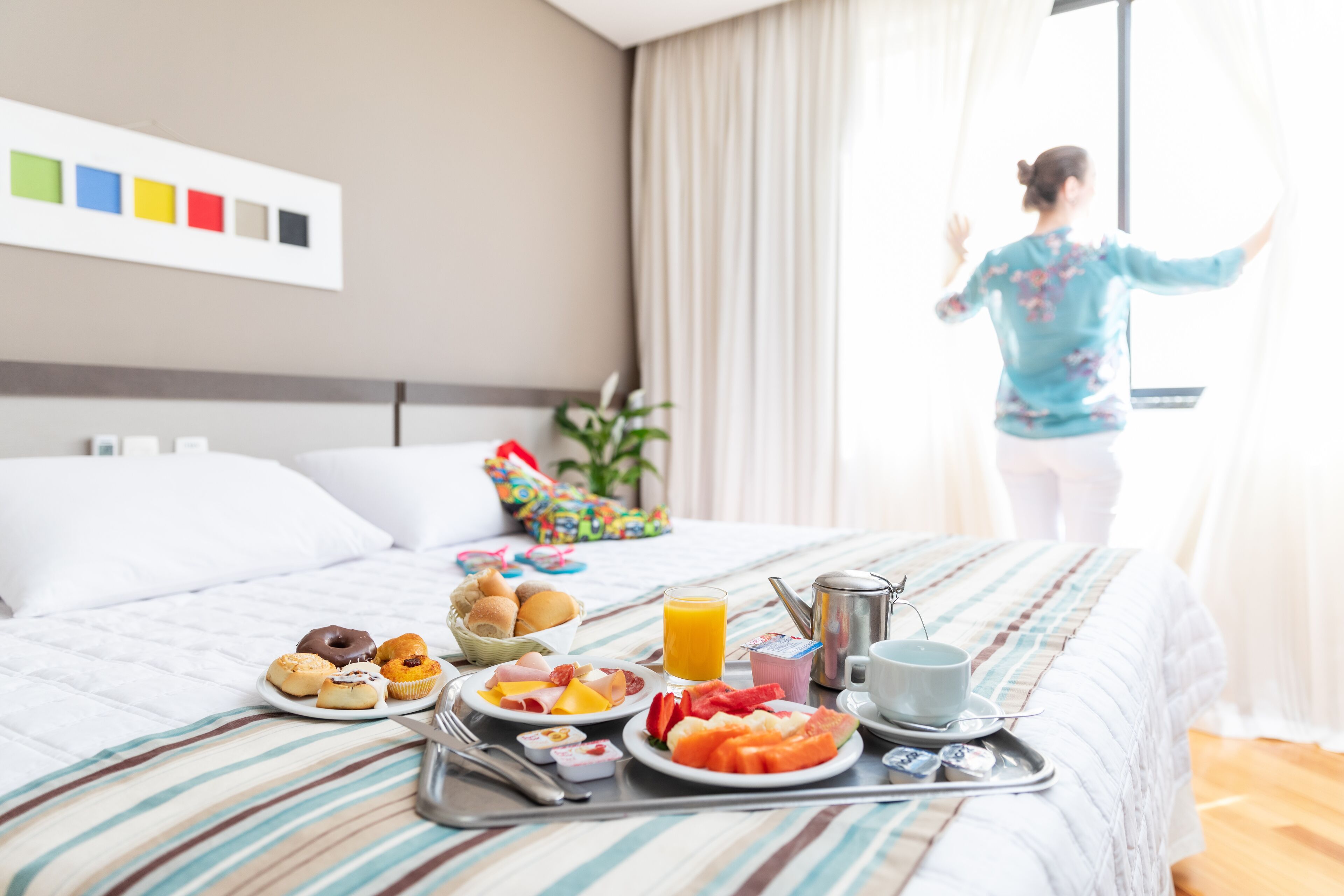 Minibar, caja de seguridad en la habitación y escritorio 