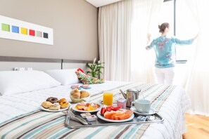 Minibar, coffres-forts dans les chambres, bureau, rideaux occultants