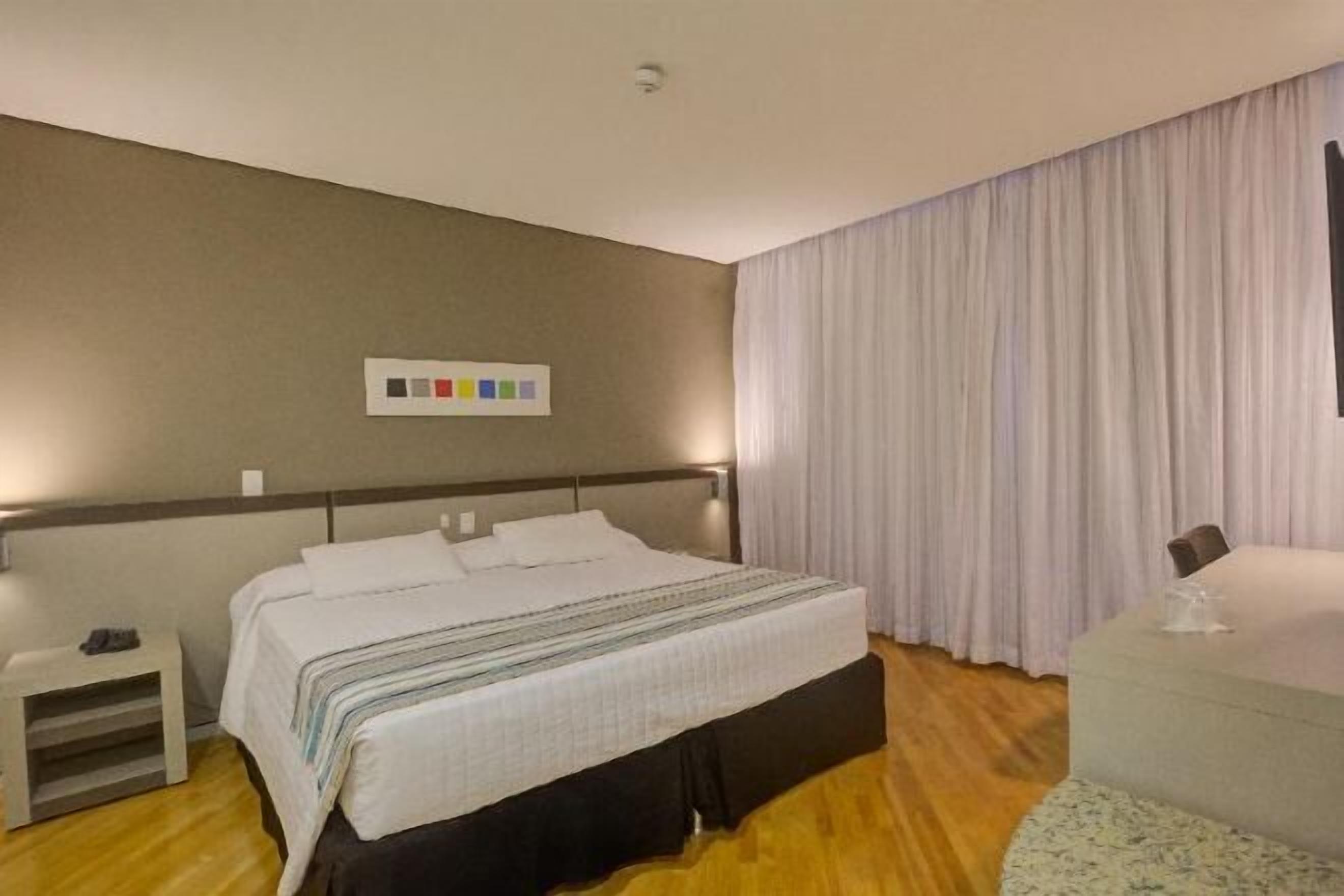 Frigobar, cofres nos quartos, escrivaninha, cortinas blackout