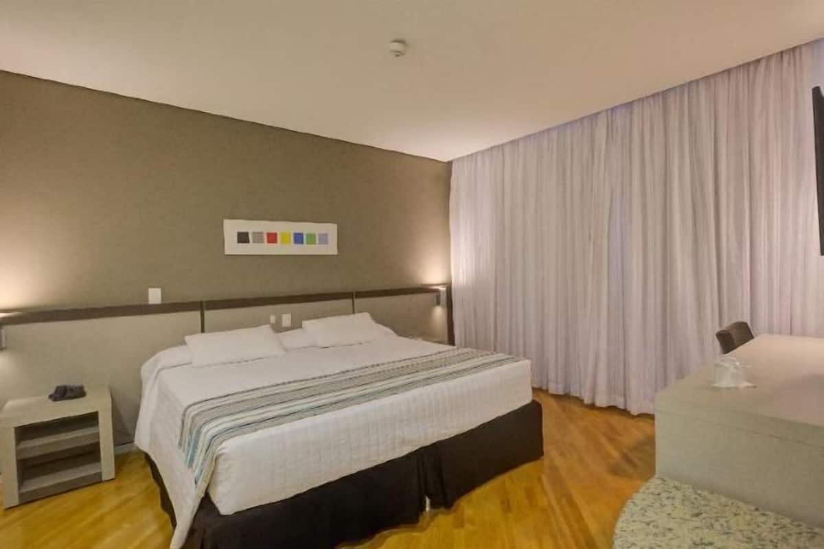 Frigobar, cofres nos quartos, escrivaninha, cortinas blackout