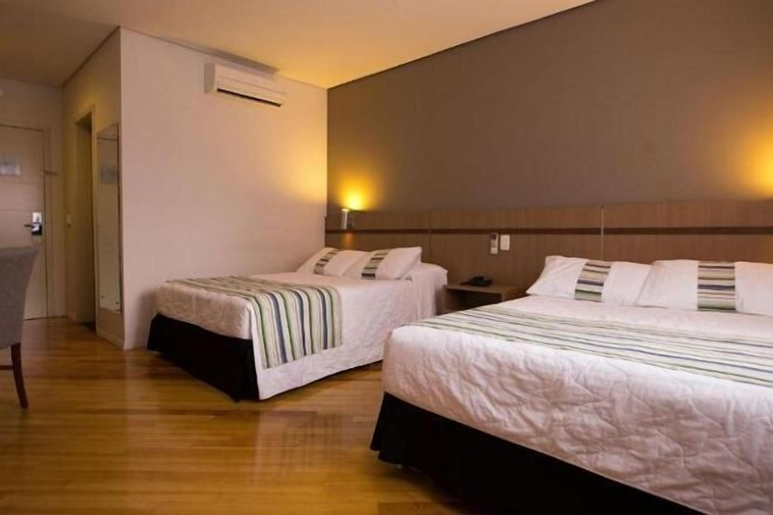 Frigobar, cofres nos quartos, escrivaninha, cortinas blackout