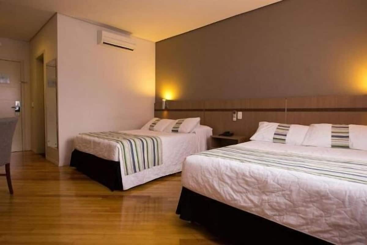 Minibar, coffres-forts dans les chambres, bureau, rideaux occultants