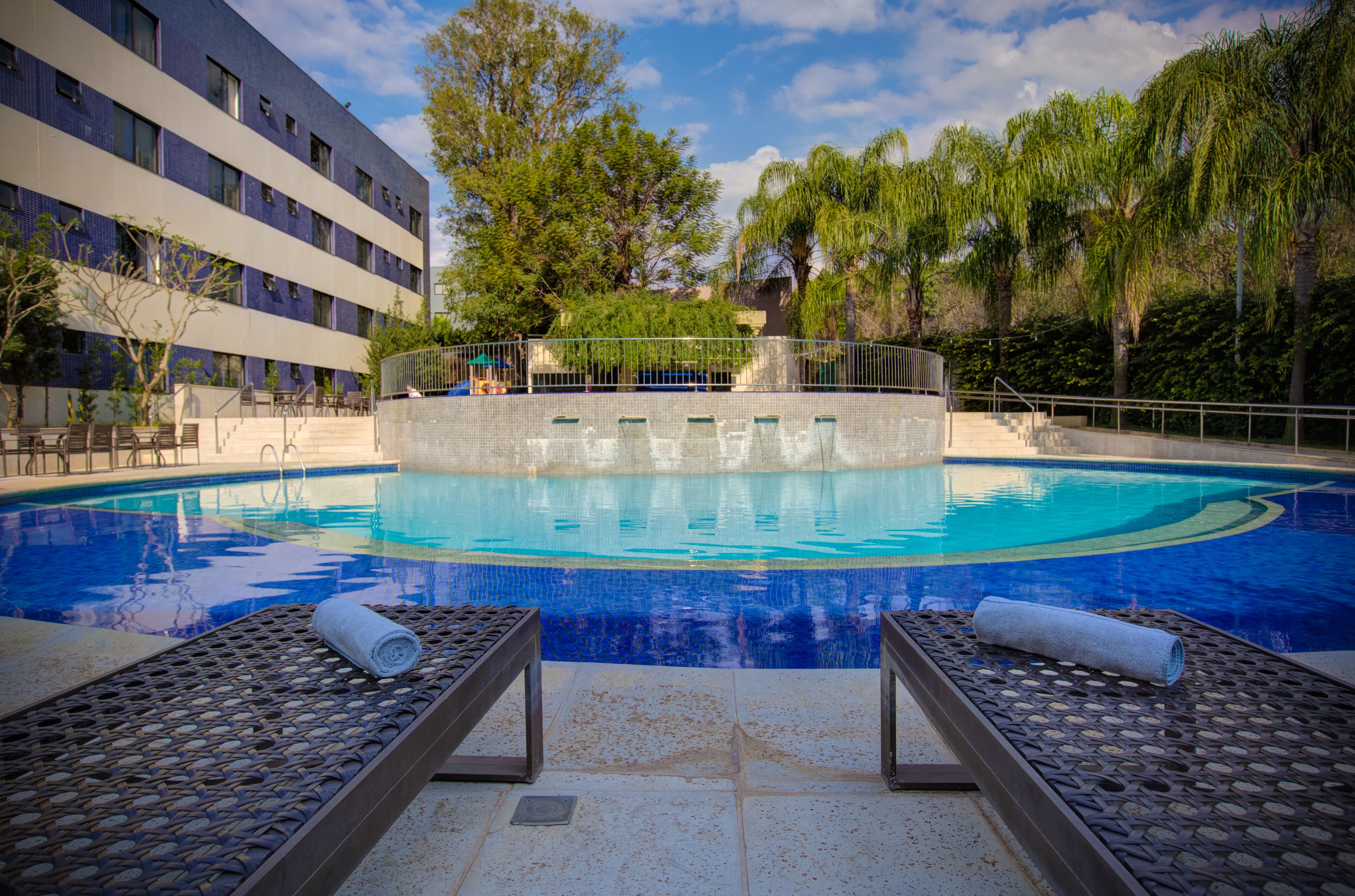 2 piscinas externas, funciona das 10h às 22h, guarda-sóis