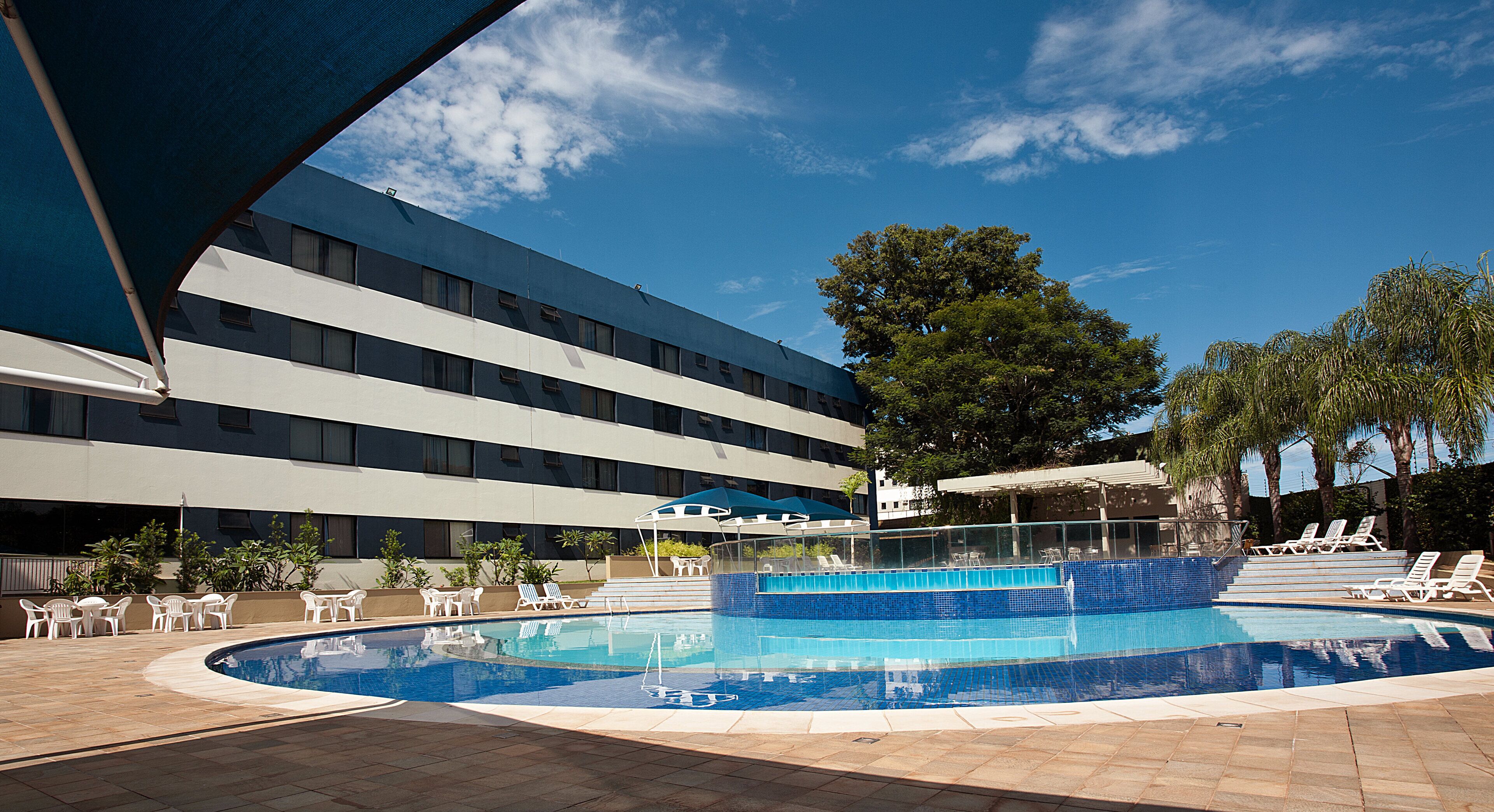 2 hồ bơi ngoài trời, dù/ô trên bãi biển/hồ bơi, ghế dài tắm nắng 