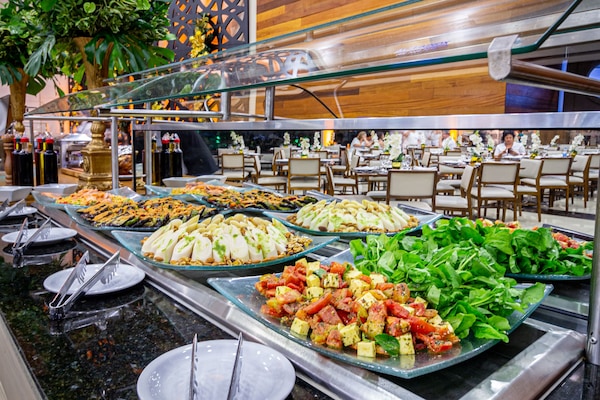 Melayani sarapan, makan siang, dan makan malam