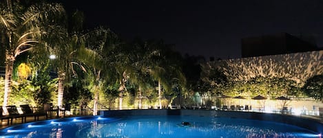 2 piscine all'aperto, ombrelloni da piscina, lettini