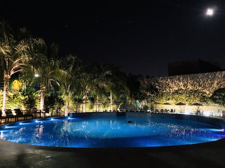 2 piscinas al aire libre, sombrillas, sillones reclinables de piscina