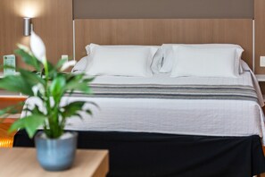 Minibar, in-room safe, desk, blackout drapes - Viale Cataratas Hotel (Foz do Iguaçu)
