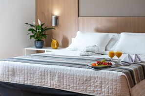 Senior-studiosuite | Minibar, pengeskab på værelset, skrivebord, mørklægningsgardiner