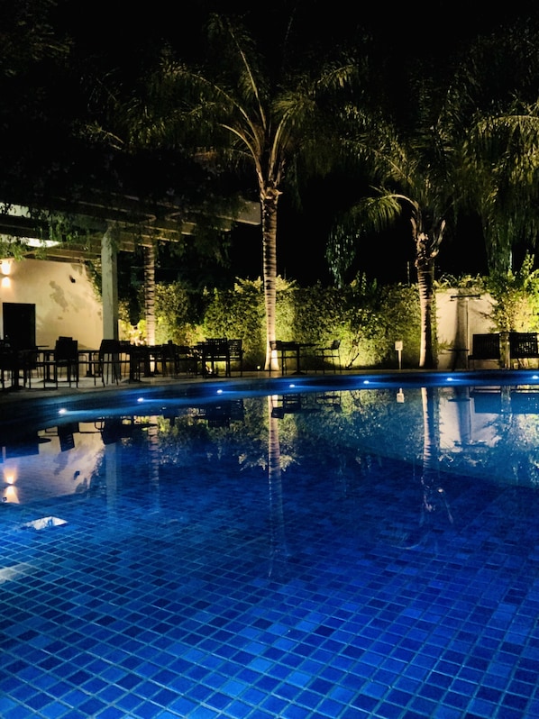 2 hồ bơi ngoài trời, dù/ô trên bãi biển/hồ bơi, ghế dài tắm nắng
