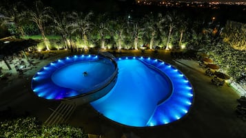 2 piscinas al aire libre (de 10:00 a 22:00), sombrillas, tumbonas