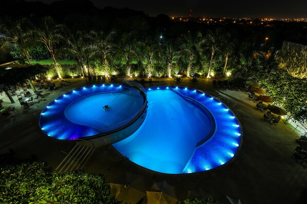 2 piscines extérieures, parasols de plage, chaises longues