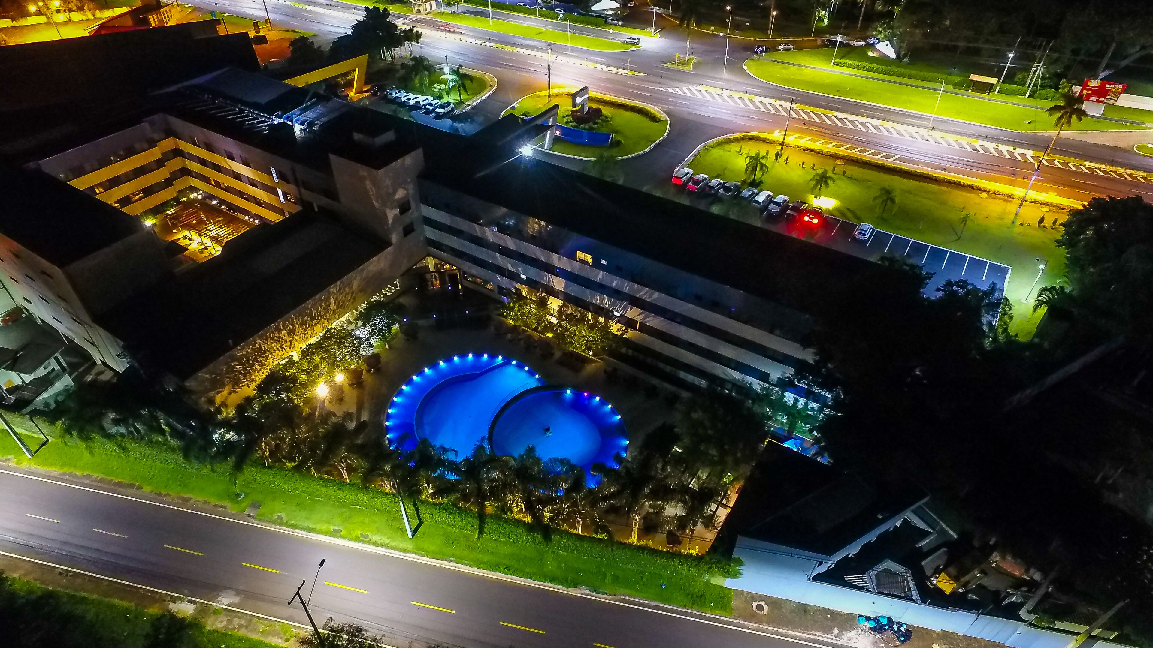 2 albercas al aire libre, sombrillas en la alberca y camastros 