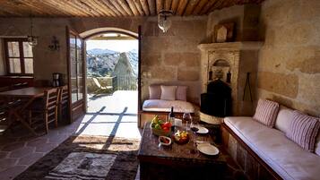 Luxury Suite, Fireplace, Valley View | Egyptian cotton sheets, premium bedding, soundproofing